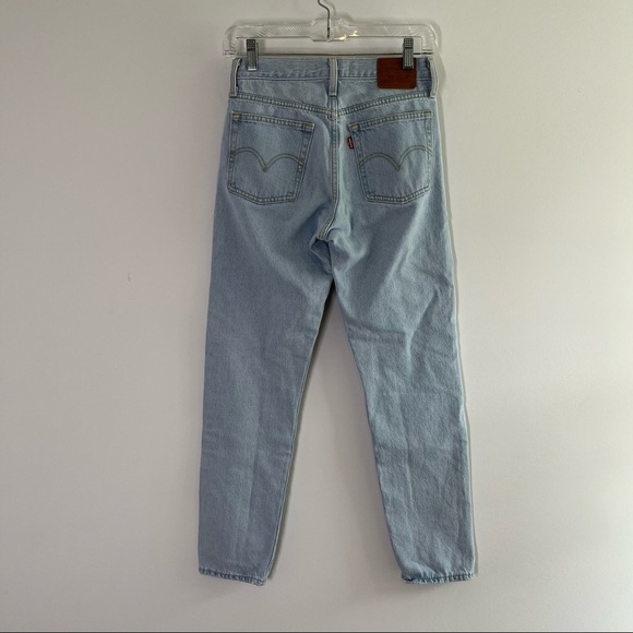 LEVIS Light Wash Wedgie Straight Fit Denim Jeans Distressed Hem Size 24 - Picture 3 of 7